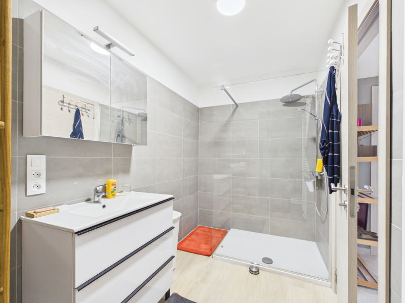 VENDU sous OPTION - VENTE VIAGER OCCUPE d'un magnifique appartement 2 chambres avce garage et emplacement parking — photo 13