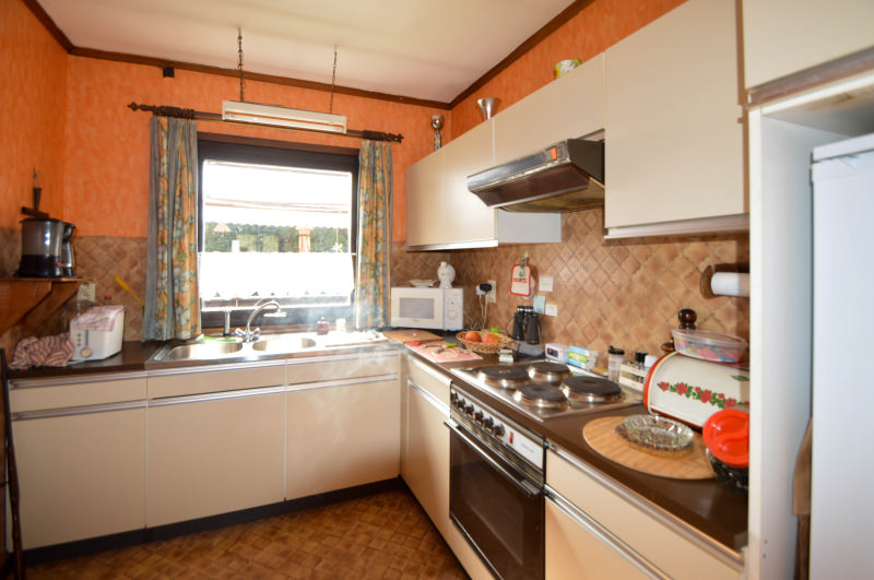 VENDU - Marchin VIAGER OCCUPE (non libre) bungalow 2 chambres séjour cuisine salle de bains wc séparé remise 2 emplacements parking jardin — photo 7