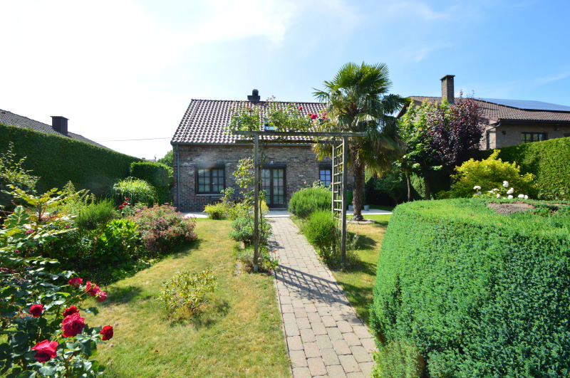 Maison style fermette de 1990 à vendre en VIAGER OCCUPE (réserve d'usufruit à vie) Grand séjour, cuisine, sdb, deux chambres palier/bureau garage et jardin aménagé VUE aérienne https://www.youtube.com/embed/HSoL0RR8Jig — photo 6