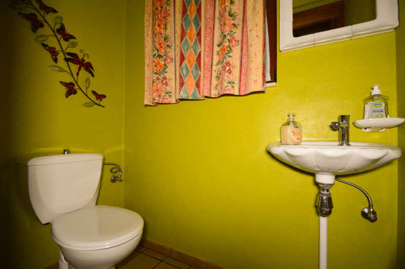 Maison style fermette de 1990 à vendre en VIAGER OCCUPE (réserve d'usufruit à vie) Grand séjour, cuisine, sdb, deux chambres palier/bureau garage et jardin aménagé VUE aérienne https://www.youtube.com/embed/HSoL0RR8Jig — photo 9
