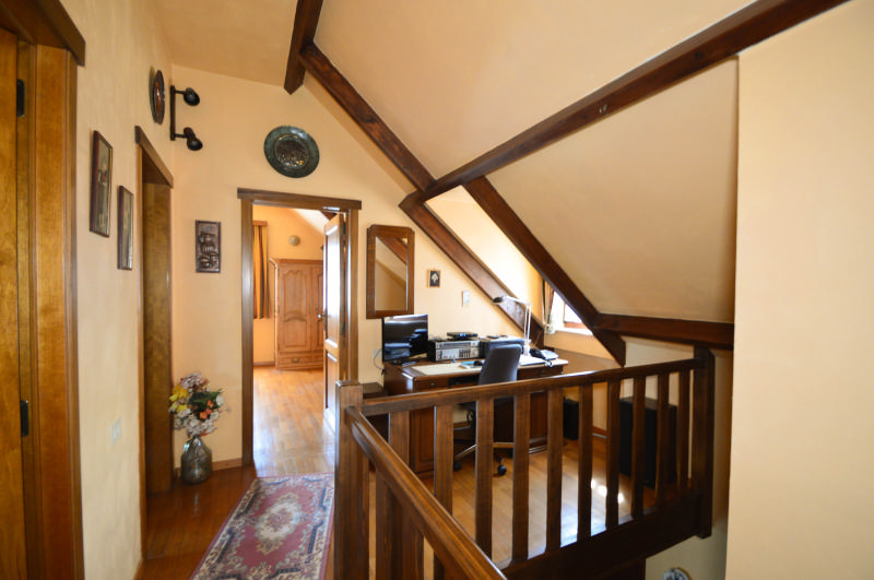 Maison style fermette de 1990 à vendre en VIAGER OCCUPE (réserve d'usufruit à vie) Grand séjour, cuisine, sdb, deux chambres palier/bureau garage et jardin aménagé VUE aérienne https://www.youtube.com/embed/HSoL0RR8Jig — photo 17